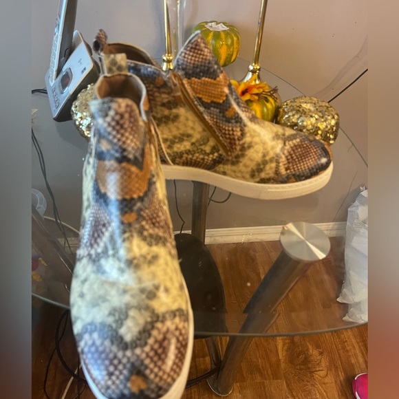 Faux Snake skin fall boots - Picture 2 of 4